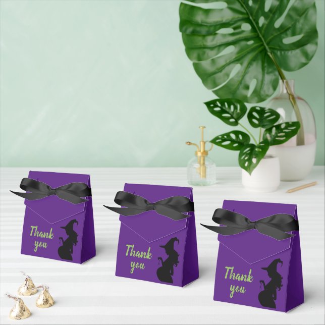 Ein Baby brütet Geschenkschachtel (Zahlreiche)