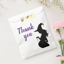 Ein Baby brütet Geschenktütchen