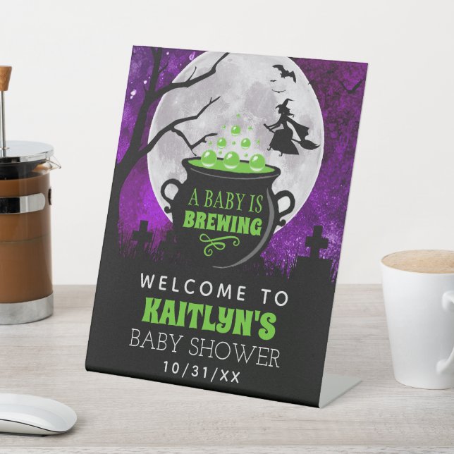 Ein Baby brütet Halloween-Babydusche. Empfang Sockelschild (In SItu)