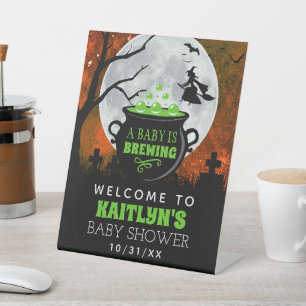 Ein Baby brütet Halloween-Babydusche. Empfang Sockelschild