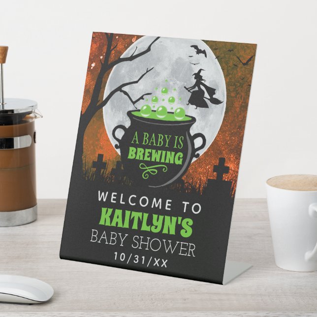 Ein Baby brütet Halloween-Babydusche. Empfang Sockelschild (In SItu)