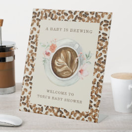 Ein Baby brütet Kaffeebohnen mit Blumenspülung Sockelschild