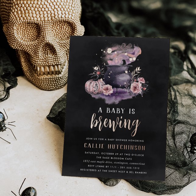 Ein Baby brütet. | Niedliche Halloween-Kinderdusch Folieneinladung (Von Creator hochgeladen)