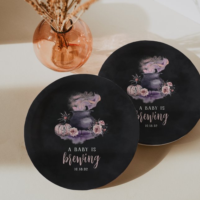 Ein Baby brütet. | Niedliche Halloween-Kinderdusch Pappteller (Von Creator hochgeladen)