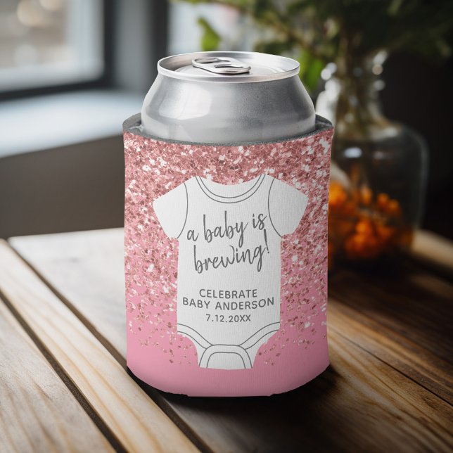 Ein Baby brütet — Paare Dusche Rosa Glitzer Dosenkühler (Baby Shower Favor - Personalized Can Cooler for a Couple's Shower - A Baby is Brewing)