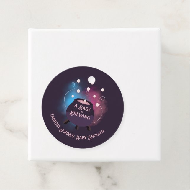 Ein Baby brütet Spooky Gender Reveal Cauldron Geschenkanhänger (Beispiel)