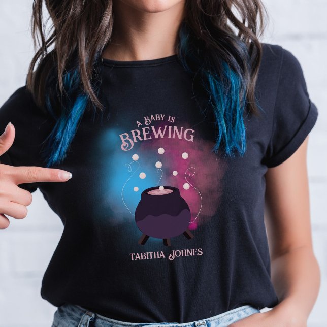 Ein Baby brütet Spooky Gender Reveal Cauldron T-Shirt (Von Creator hochgeladen)