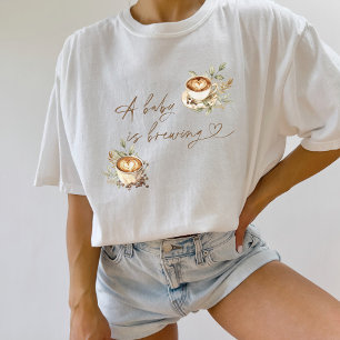 Ein Baby brütet weißes Teemaschine   Kaffee T-Shirt