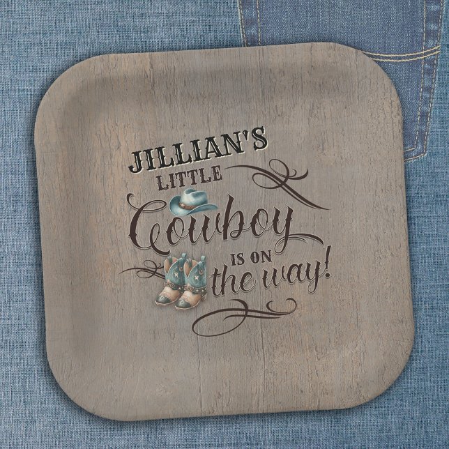Ein Baby Cowboy ist auf der Way Baby Dusche Pappteller (Add Custom Name Wild West Rustic Cowboy Baby Shower Paper Plate)