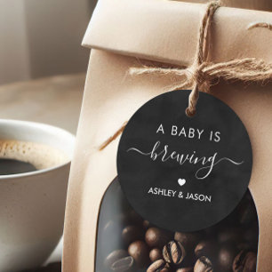 Ein Baby ist das Brechen, ein Coffee-Gift-Tag, ein Geschenkanhänger