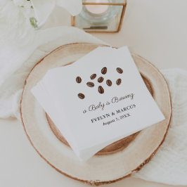 Ein Baby ist das Brechen einer Kaffeemaschine oder Serviette