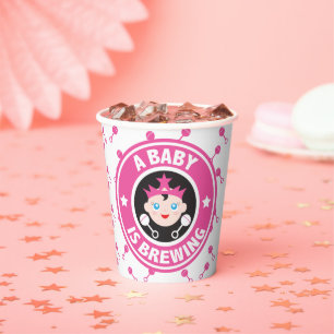 Ein Baby ist das Brennen von Kaffeepapier Pappbecher