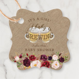 Ein Baby ist eine blühende Burlap-Baby-Dusche Geschenkanhänger