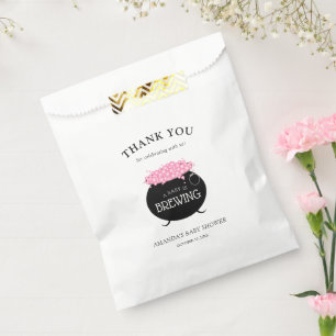 Ein Baby Mädchen brütet Halloween-Kinderdusche Geschenktütchen