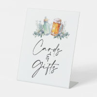 Ein Baby wird Babyduschkarten und Geschenke gebrau