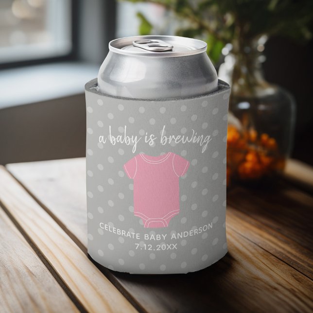 Ein Baby wird brauen - Paare Dusche Pink Girl Dosenkühler (Baby Shower Favor - Personalized Can Cooler for a Couple's Shower - A Baby is Brewing)