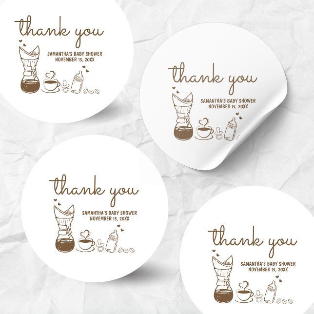 Ein Baby wird Coffee Baby Dusche zubereiten Runder Aufkleber (A Baby is Brewing Coffee Hand Drawn Baby Shower Sticker)