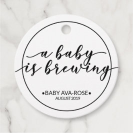 Ein Baby wird ein schwarz-weißes Babyduschangebot  Geschenkanhänger