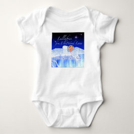 Ein Babyspleeping auf der Rückseite eines fliegend Baby Strampler