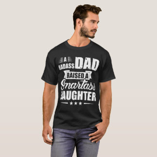 ein badass Vati hob eine Klugscheißertochter an T-Shirt