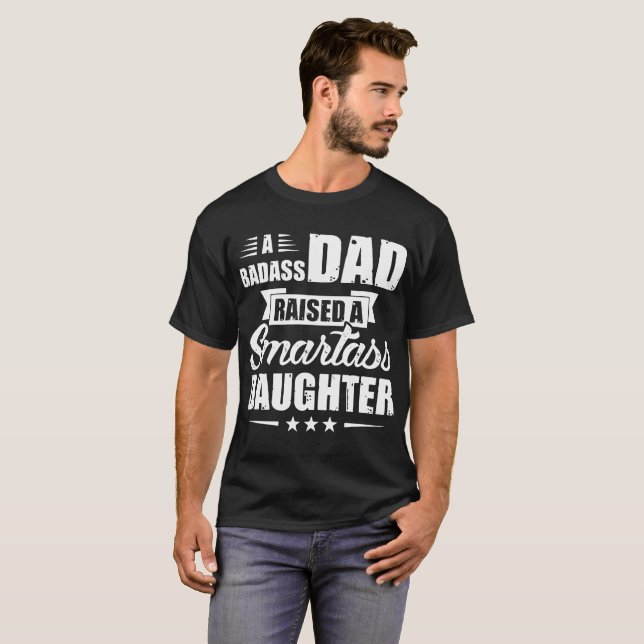 ein badass Vati hob einen Klugscheißermechaniker T-Shirt (Vorne ganz)