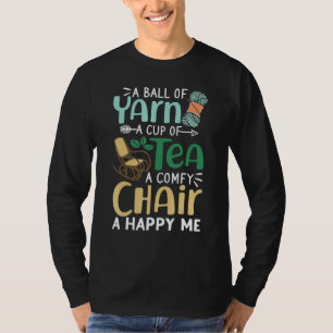 Ein Ball Yarn eine Tasse Tee Ein komischer Stuhl e