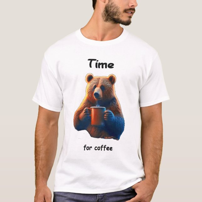 Ein Bär hält eine dampfende Tasse Kaffee T-Shirt (Vorderseite)