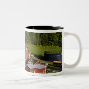Ein Bauernhof in Barnet Center, Vermont. Connectic Zweifarbige Tasse