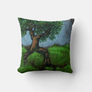 Ein Baum auf einem Hügel / Eine Weide im Tal Kissen