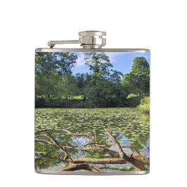 Ein Baum im Fluss Flachmann