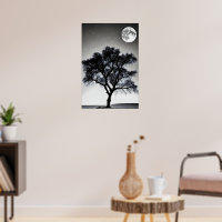 Ein Baum in der Wüste unter dem Licht der vollen m