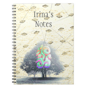 Ein Baum in Nebel mit Blick auf den Hintergrund Notizblock