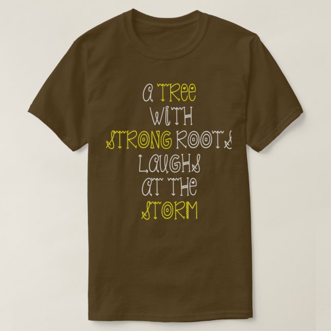 Ein Baum mit starken Wurzeln lacht über den Sturm T-Shirt (Design vorne)
