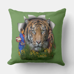 Ein Bengalisches Tiger-Habitat mit indischen Mädch Kissen