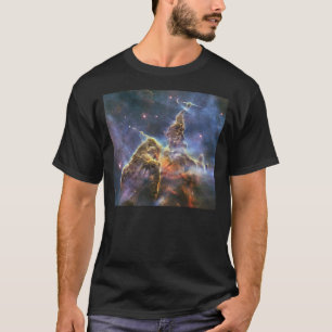 Ein Berg des Staubes und des Gases im T-Shirt