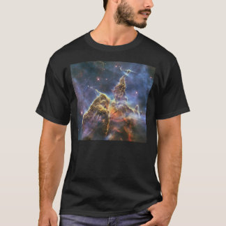 Ein Berg des Staubes und des Gases im T-Shirt