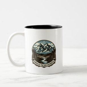 Ein Bergdesign erforscht die Wildnis Zweifarbige Tasse