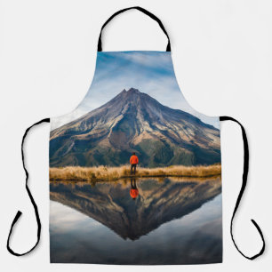 Ein Bergsteiger mit einem orangefarbenen Kleid in  Schürze