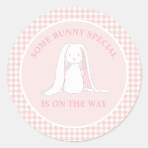 Ein besonderes Häschen ist auf dem Weg Baby Shower Runder Aufkleber