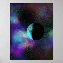 Ein bewohnter Mond unter lila grünen Sternen-Nebel