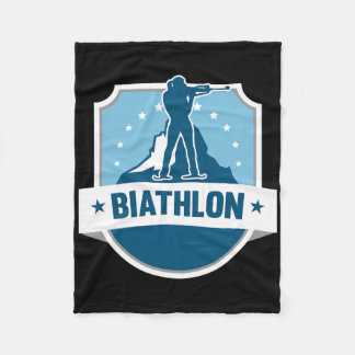 Ein Biathlet mit Gewehr und Langlaufski Moti Fleecedecke