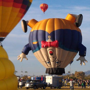 Ein Bild eines Humpty Dumpty Hot Air Ballons Thermobecher