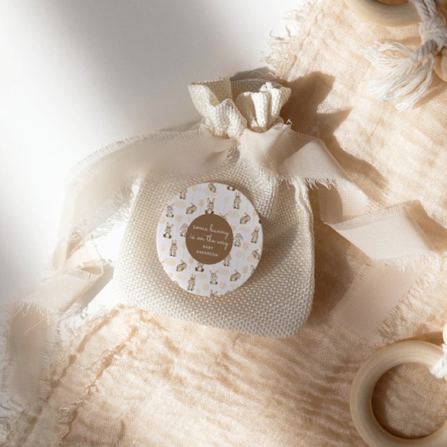 Ein bisschen Bunny ist auf der Way Brown Neutral B Runder Aufkleber (Von Creator hochgeladen)