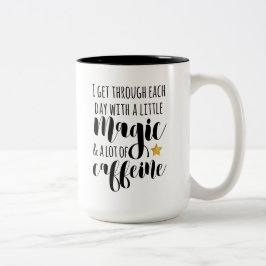 Ein bisschen Magie und viel Koffein Zweifarbige Tasse