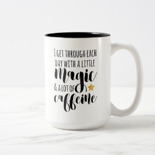 Ein bisschen Magie und viel Koffein Zweifarbige Tasse
