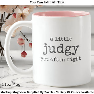 Ein bisschen urteilend, aber oft richtig - witzige zweifarbige tasse