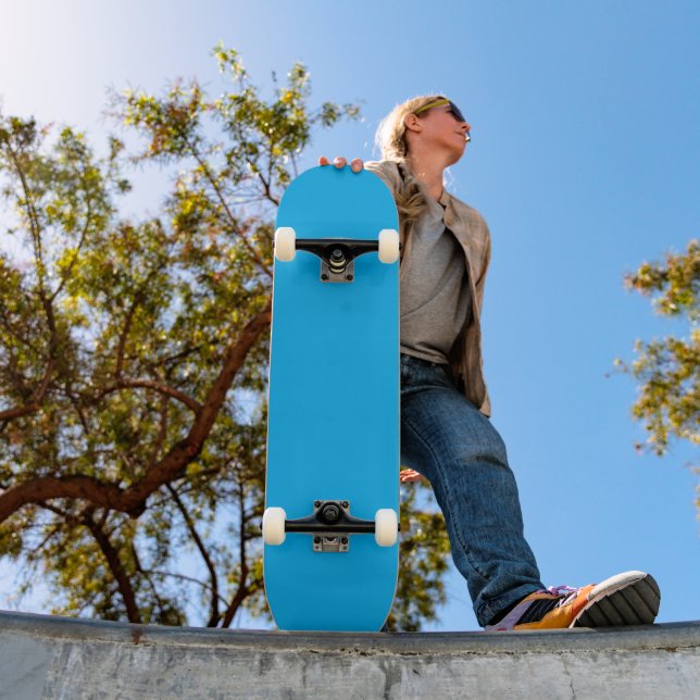 ein blauer Himmel mit einem Flugzeug, das am Himme Skateboard (Außenbereich 1)