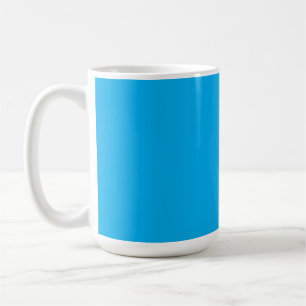 Ein blauer Himmel mit einigen verstreuten weißen W Kaffeetasse