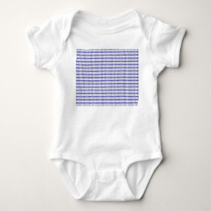 Ein blauer Himmel mit verstreuten weißen Wolken. Baby Strampler