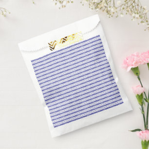 Ein blauer Himmel mit verstreuten weißen Wolken. Geschenktütchen